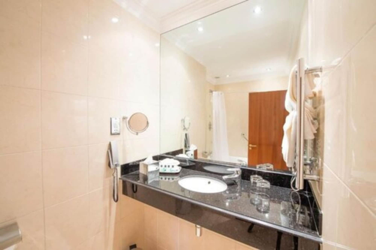 Bathroom 4, Parkway Hotel & Spa, Torfaen