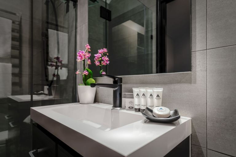 Bathroom 4, Crest on Park, Melbourne