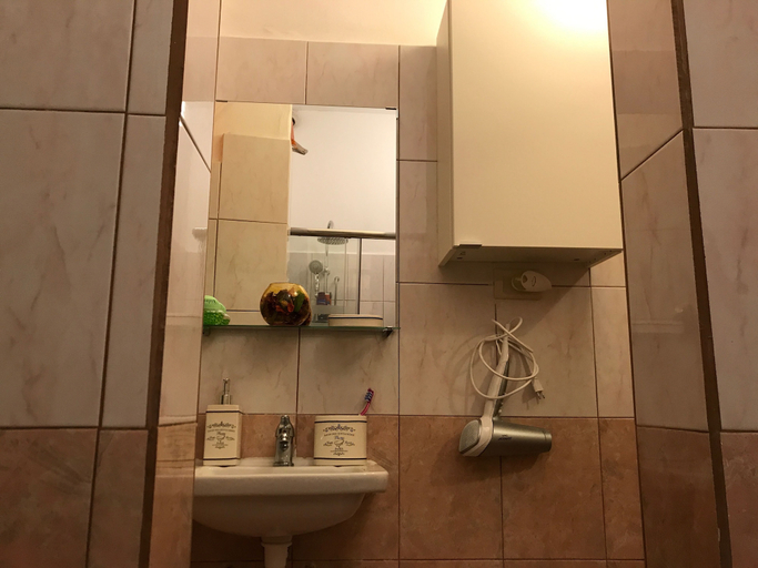 Bathroom 5, Pardis, Rome