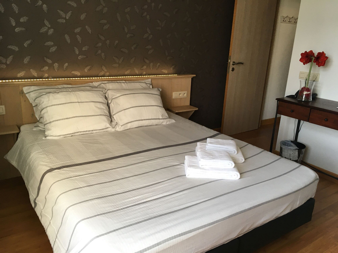 Bedroom 2, Auberge Saint Martin, Namur