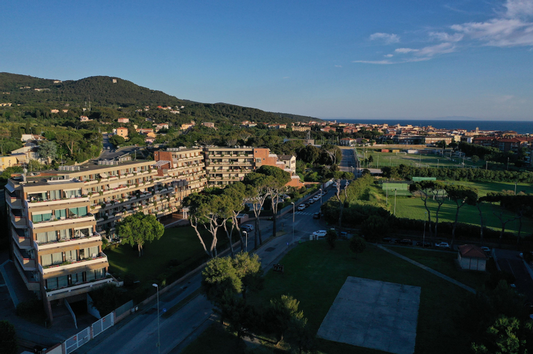 Exterior & Views 25