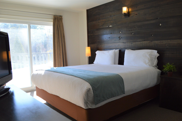 Bedroom 3, 3 Pines Lodge Muskoka, Muskoka