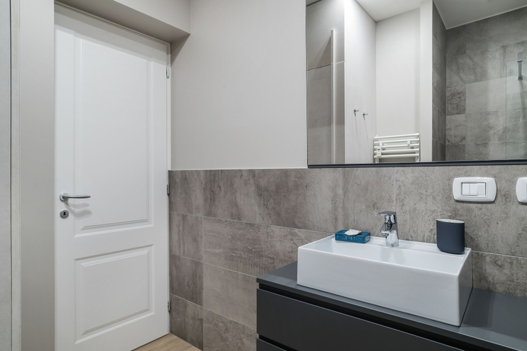 Bathroom 4, San Petronio Central Studio, Bologna