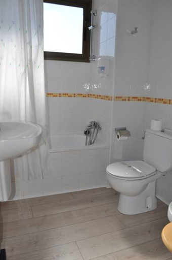 Bathroom 4, Hotel Sánchez, Huesca