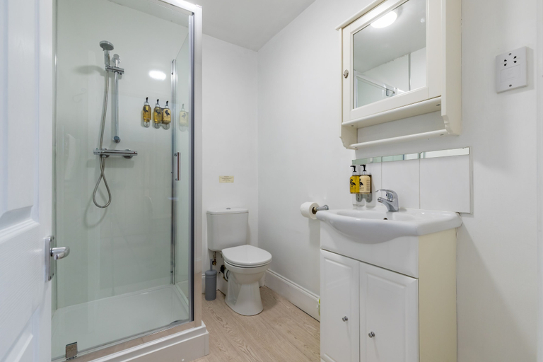 Bathroom 4, The Littleton Arms, Staffordshire