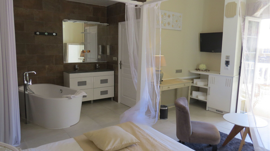 Bathroom 4, Le Cilaos, Cilaos