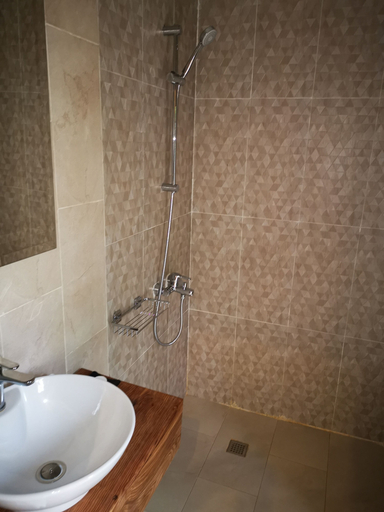 Bathroom 4, Au Bord De L'Eau, Bamako