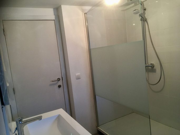 Bathroom 3, Châtelet de Barbençon, Hainaut
