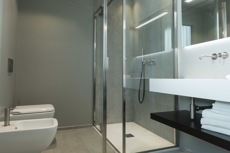Bathroom 5, Hotel Commodore, Ravenna