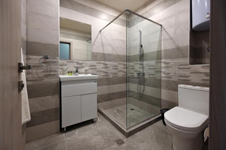 Bathroom 4, Forest Apartments Hotel