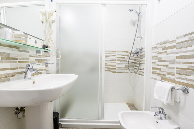 Bathroom 5, Hotel Perpoin, Cuneo