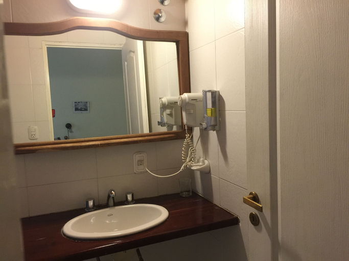 Bathroom 4, Hostel del Glaciar Pioneros, Lago Argentino