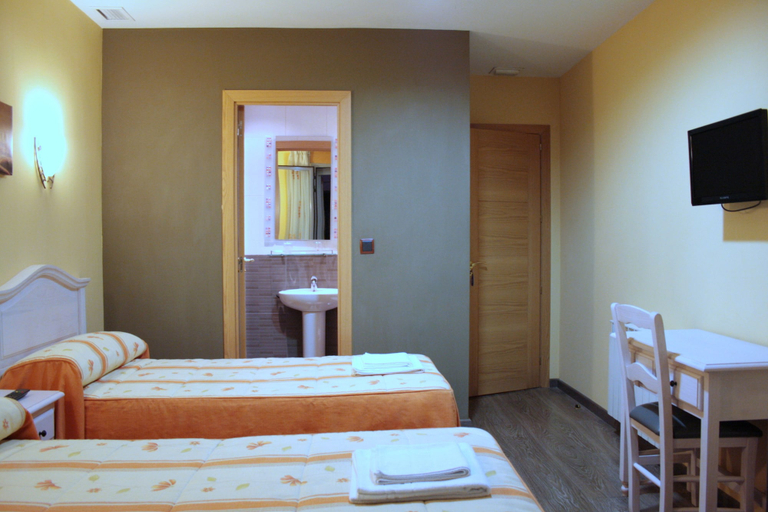 Bedroom 3, Hostal Mendoza, Madrid