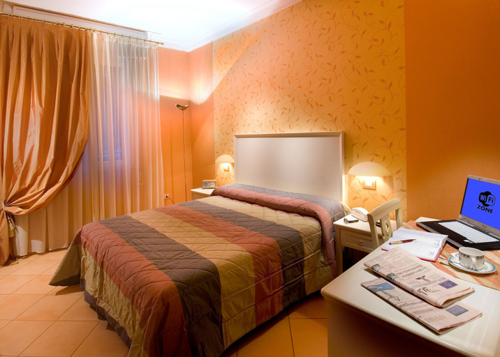 Bedroom 3, Hotel St. Moritz, Rimini