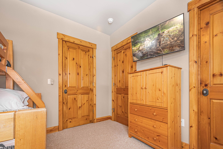 Bedroom 4, Silver Skis, Garrett