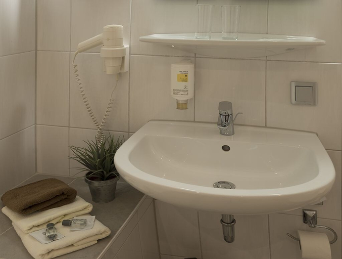 Bathroom 5, Hotel Dorheimer Hof, Wetteraukreis