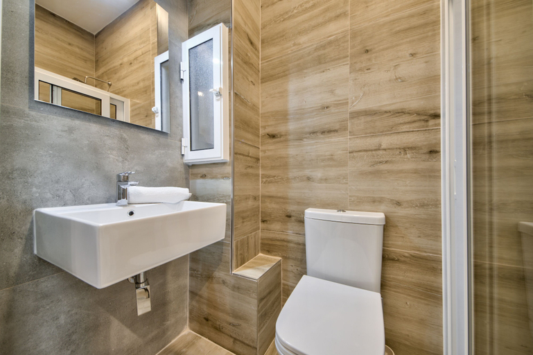 Bathroom 3, Tritoni Studios Valletta