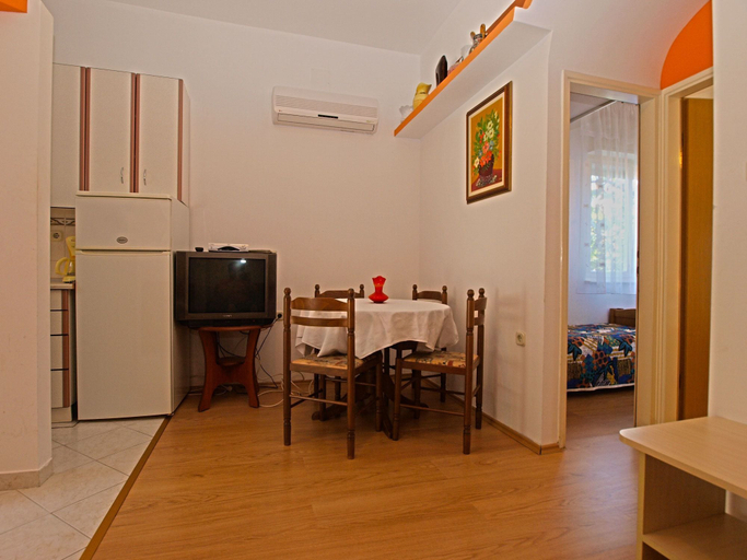 Others 5, Apartment 613, Pula