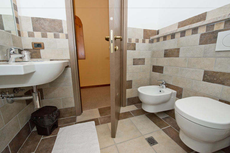 Bathroom 4, Hotel Valentino, Aosta