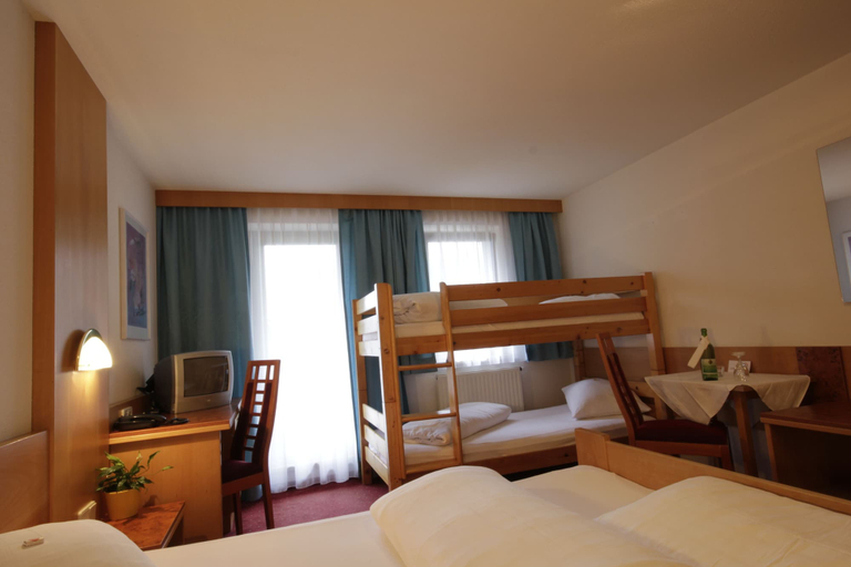 Bedroom 2, Hotel Tia Monte, Landeck