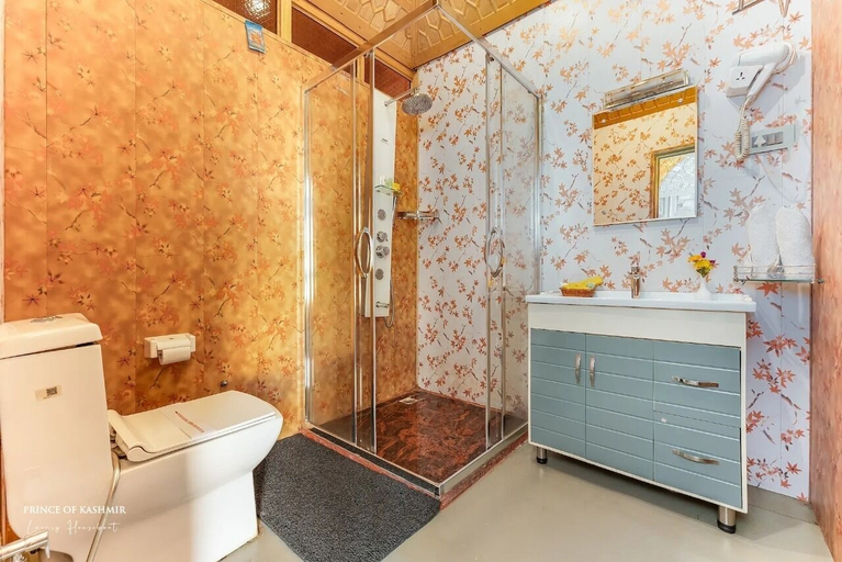 Bathroom 4, Prince of Kashmir Luxury Houseboat, Srinagar