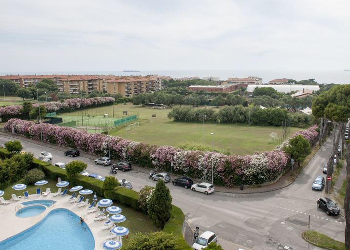 Exterior & Views 23