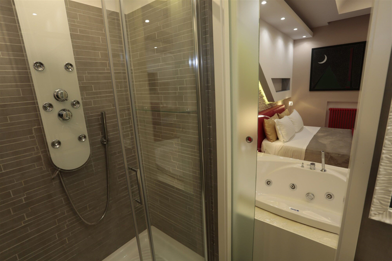 Bathroom 5, Luxury on the River, Rome