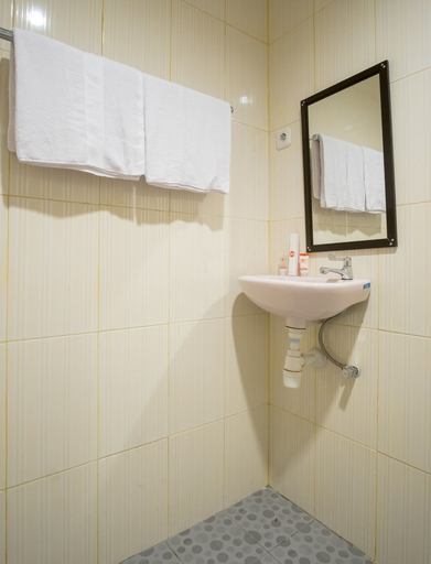 Bathroom 4, Hotel O Bakti Homestay, Medan