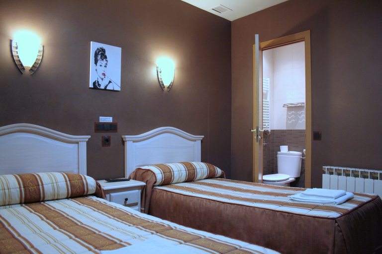 Bedroom 4, Hostal Mendoza, Madrid
