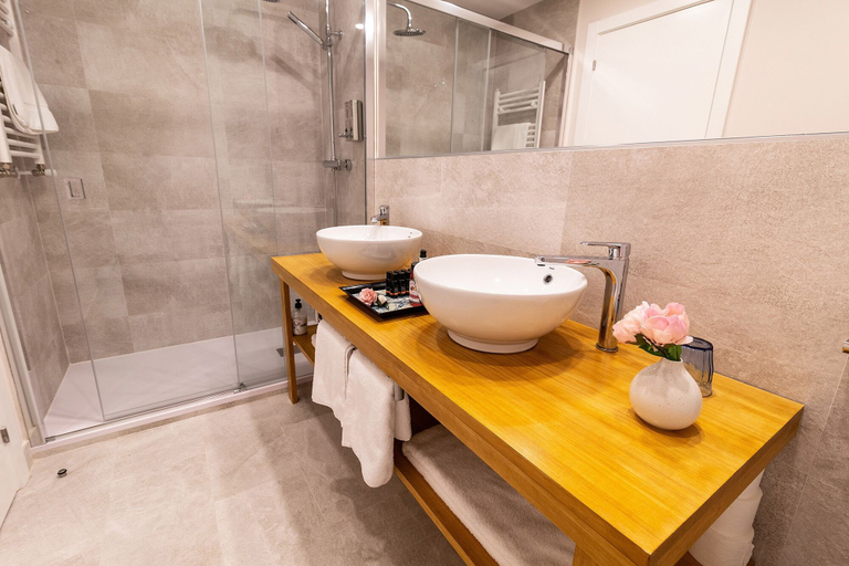 Bathroom 5, La Bodega de Quintín, Madrid