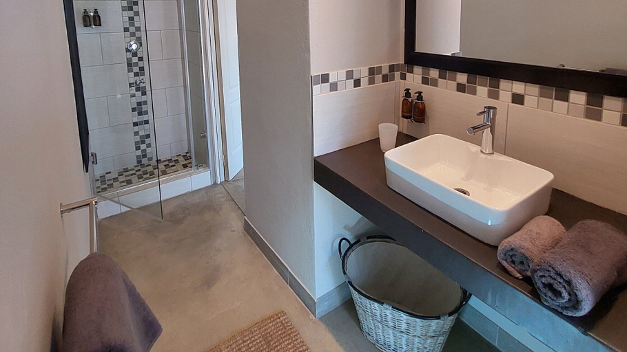 Bathroom 4, The Baobab Bush Lodge, Mopani