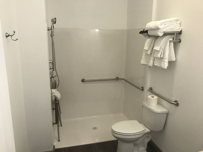 Bathroom 4, The Fireside Inn, Pacific