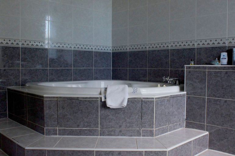 Bathroom 4, Mansfield Castle Hotel, Highland