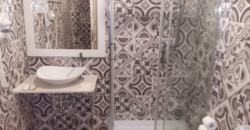 Bathroom 3, Friendship Place, Roma