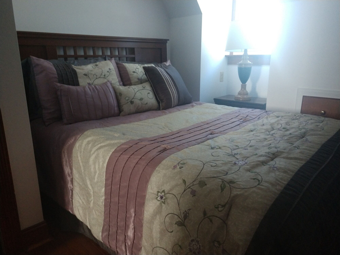 Bedroom 3, Kingsbay Mansion and Vacation Rental Houses, Somerset