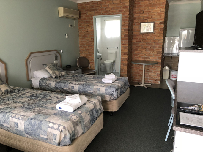 Bedroom 2, The Crossing Motel, Junee