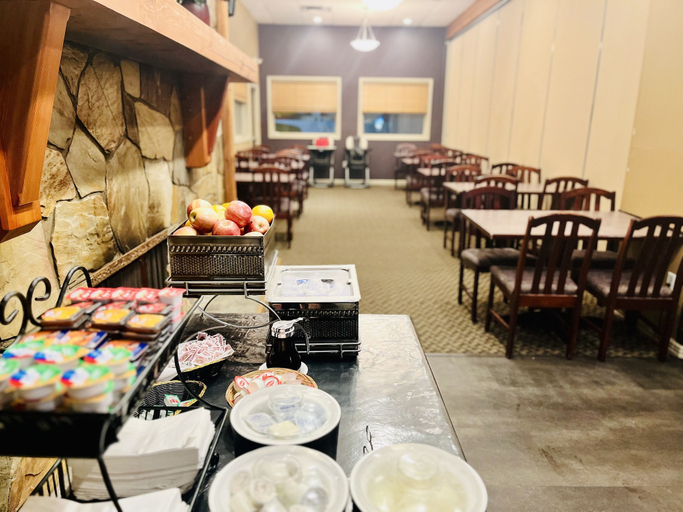 Food & Drinks 5, Super 8 by Wyndham Castlegar BC, Central Kootenay