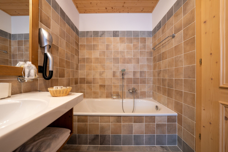 Bathroom 4, Lo Scoiattolo Hotel, Aosta