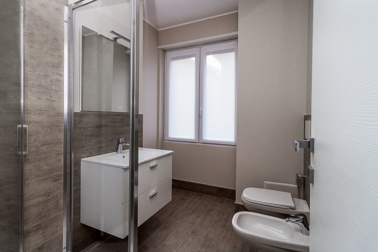 Bathroom 4, Lake Como Holiday Apartments, Lecco