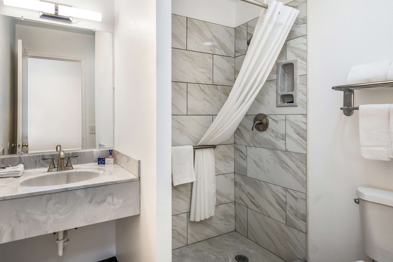Bathroom 5, Americas Best Value Inn East Peoria, Tazewell