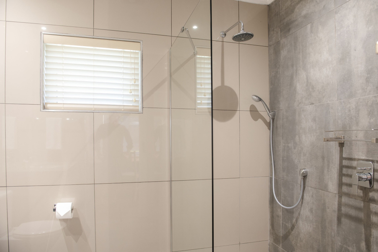 Bathroom 5, Palm Park Hotel, Waterberg