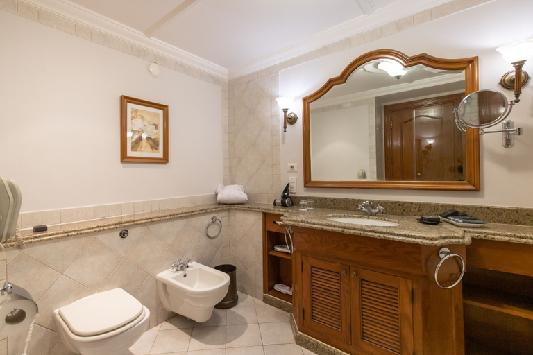 Bathroom 4, The Cascades Golf Resort Spa and Thalasso, Safaja