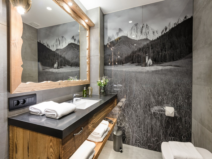 Bathroom 5, MONDI Hotel Tscherms, Bolzano