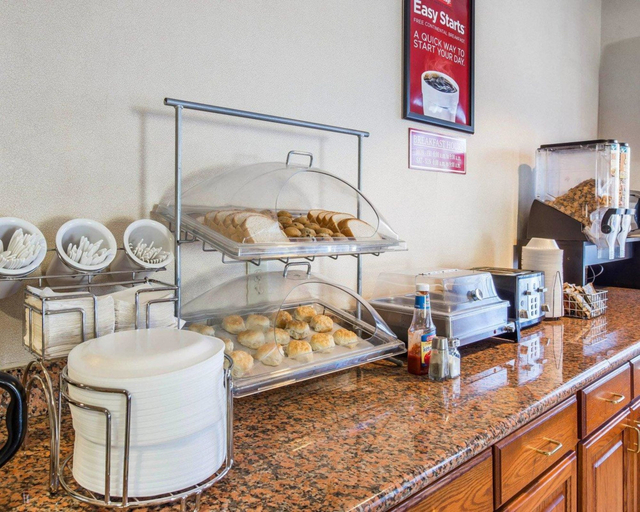 Food & Drinks 5, Econo Lodge Brunswick Travel Center, Glynn
