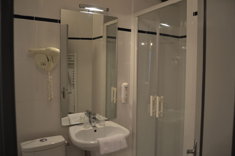 Bathroom 5, Brit Hotel Les Comtes de Champagne Centre Historique, Aube