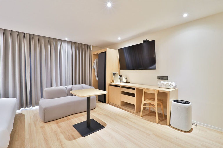 Others 5, Custom Hotel, Jung