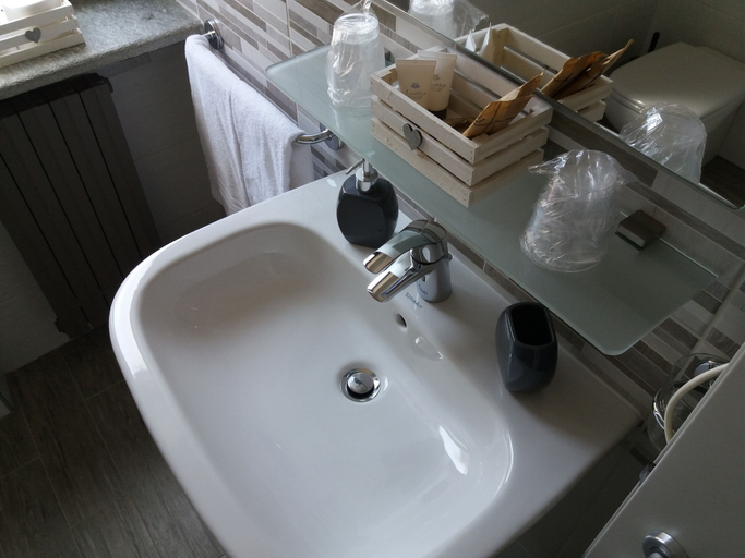Bathroom 5, Hotel Perpoin, Cuneo
