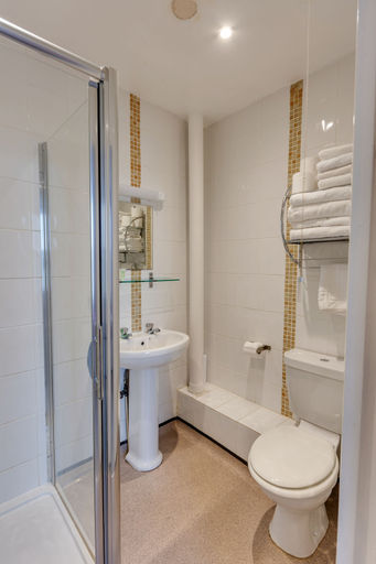 Bathroom 4, Sportsview Guest House, Oxfordshire