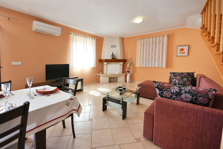 Others 5, Villa 377, Tinjan