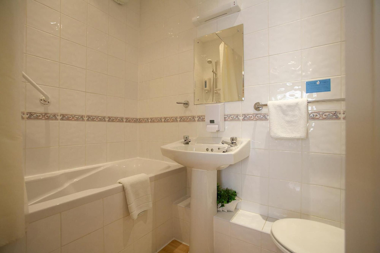 Bathroom 3, Moonraker House, Warwickshire
